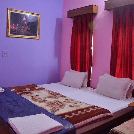 Puja Guest House Варанаси Экстерьер фото
