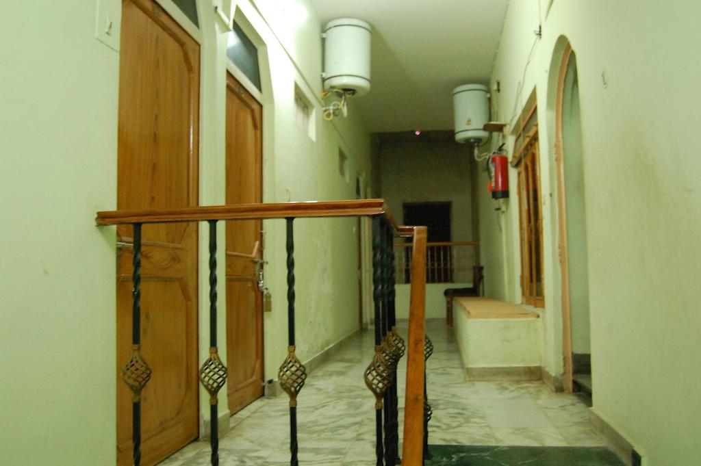 Puja Guest House Варанаси Экстерьер фото